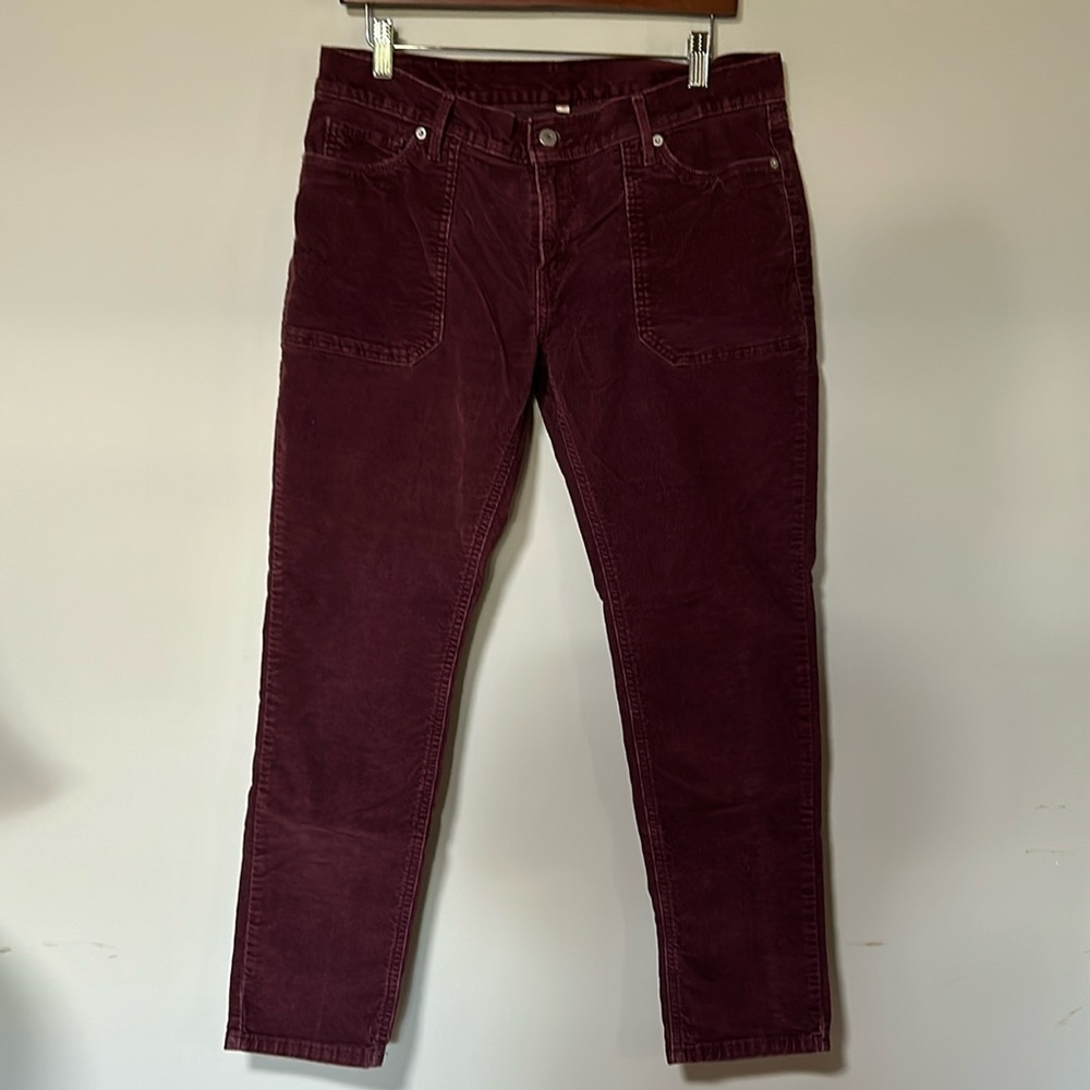 Plum corduroy Levi’s. Waist size 31. Great condition.